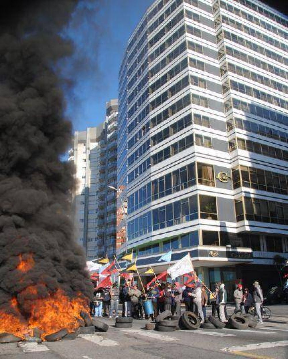 Manifestaci�n de guardavidas en Playa Grande y la Comuna por despidos en los balnearios �Mar del Plata� y �La Reina�