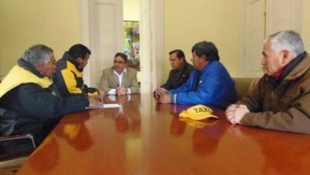 Descartan por el momento aumento en las tarifas de los taxis