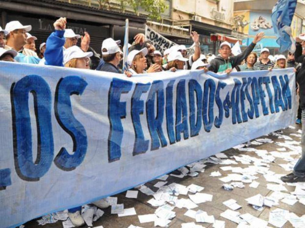Mercantiles concentran frente a supermercados que respetan la fecha patria