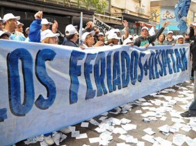 Mercantiles concentran frente a supermercados que respetan la fecha patria
