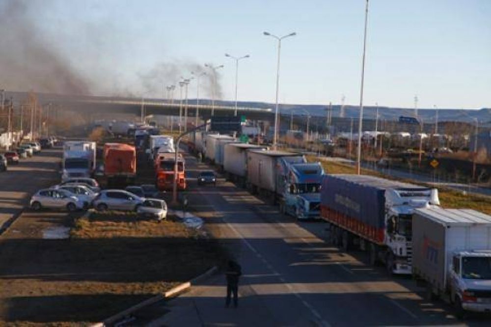Camioneros apostados en Autov�a y Balb�n s�lo dejan pasar autos particulares