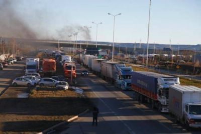 Camioneros apostados en Autov�a y Balb�n s�lo dejan pasar autos particulares