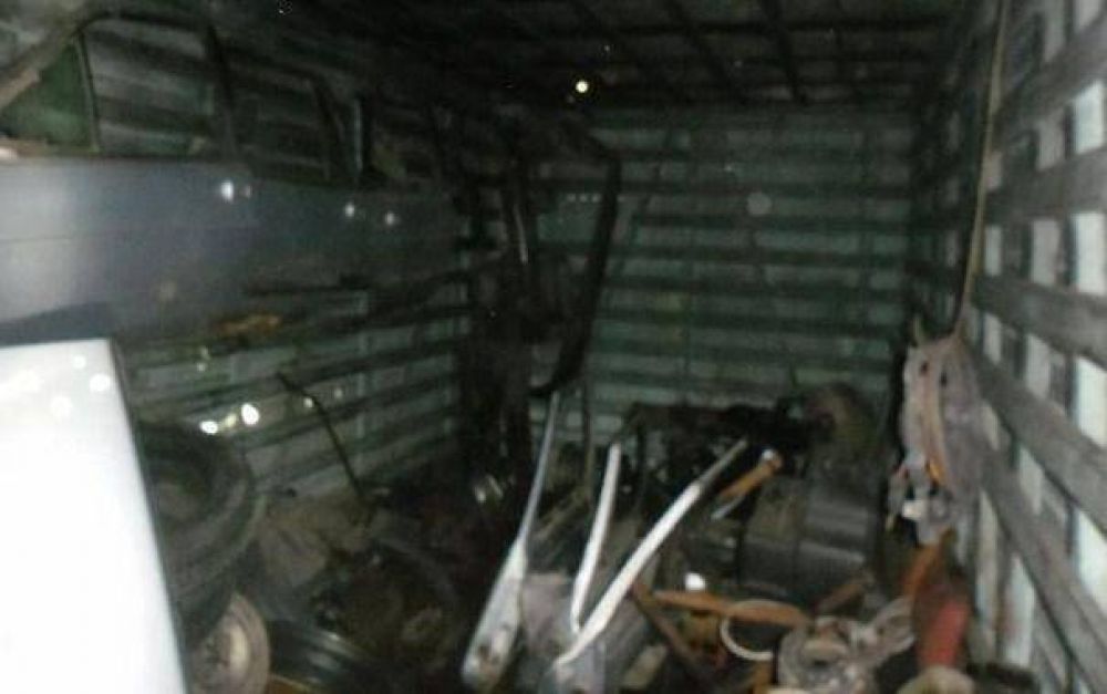 Guardaba autopartes robadas y sin declarar dentro de un acoplado