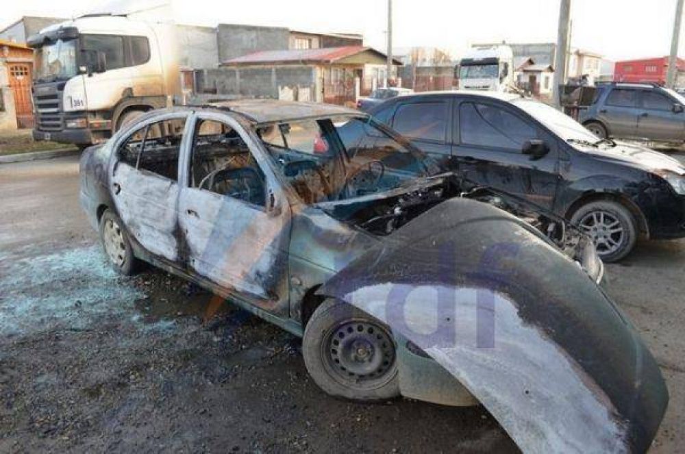 Le incendiaron el auto con una bomba tipo molotov
