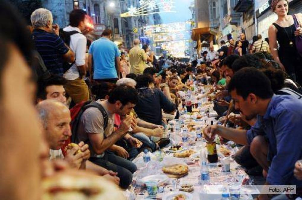 Miles de personas protestaron en Turqu�a rompiendo el ayuno en el primer d�a de Ramad�n