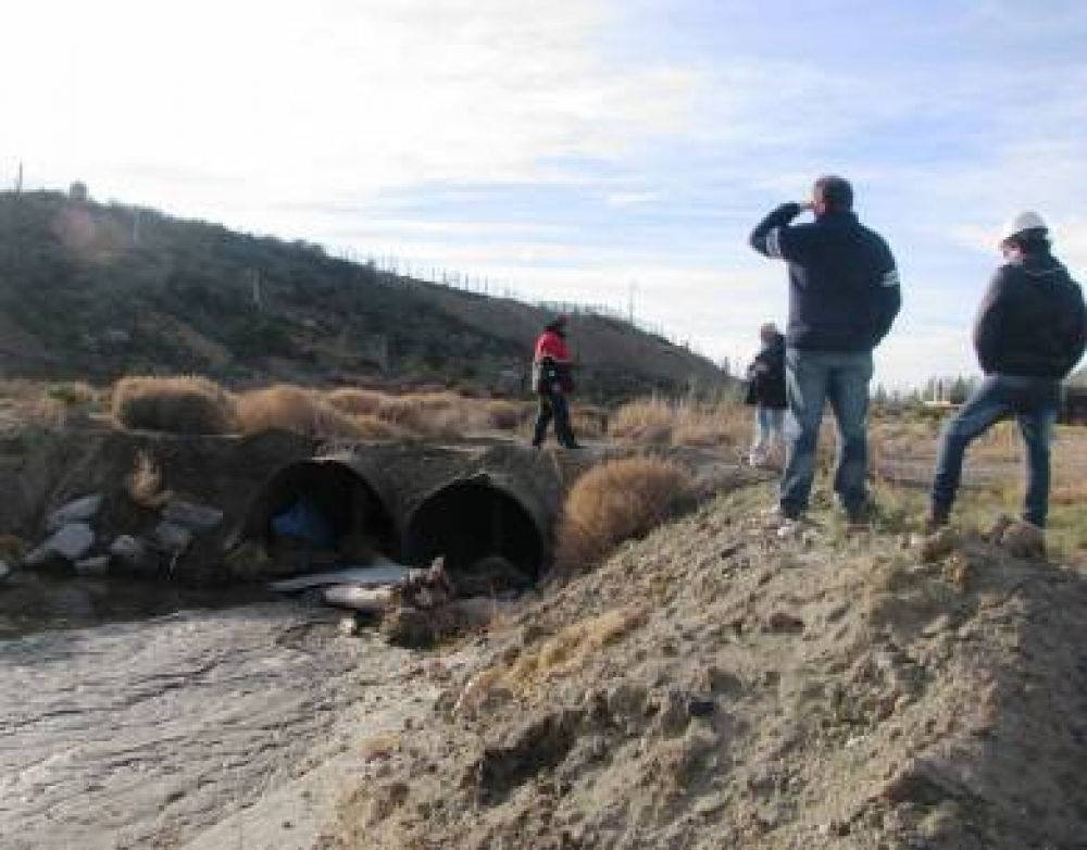 El Gobierno trabaja para recuperar el cauce del arroyo �La Mata� en el Parque Industrial