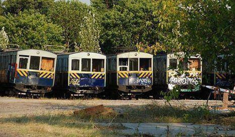 Los antiguos coches del subte A siguen abandonados