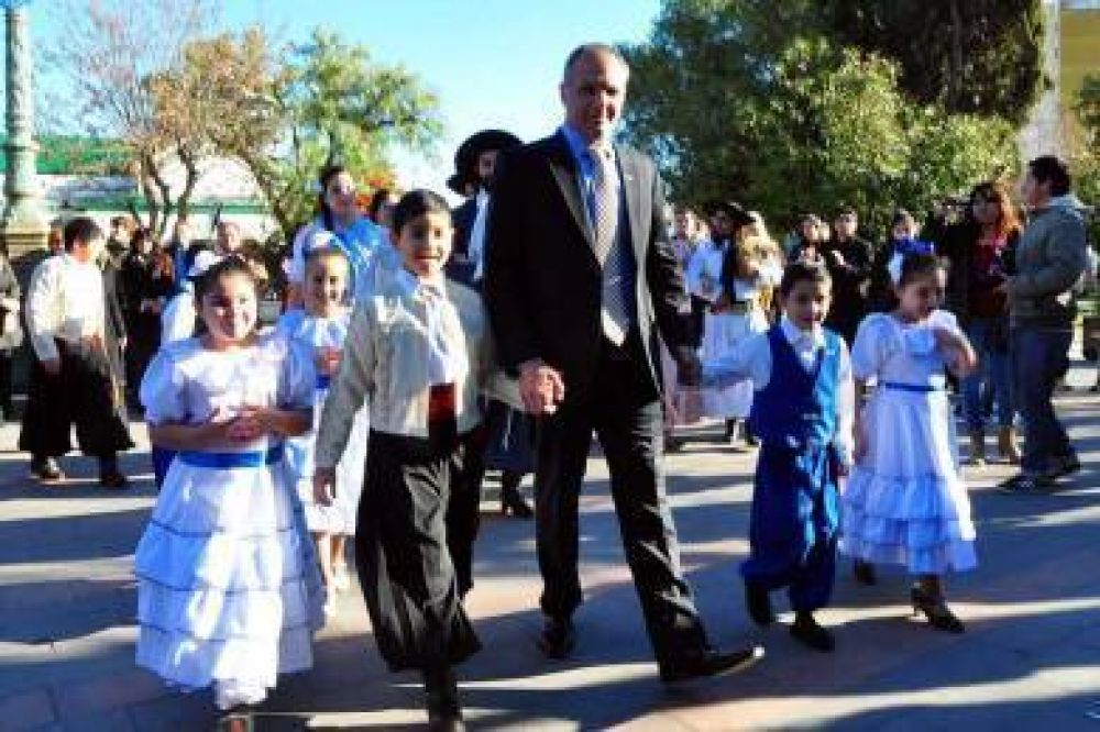 Buzzi encabez� el acto central del 9 de julio en la provincia