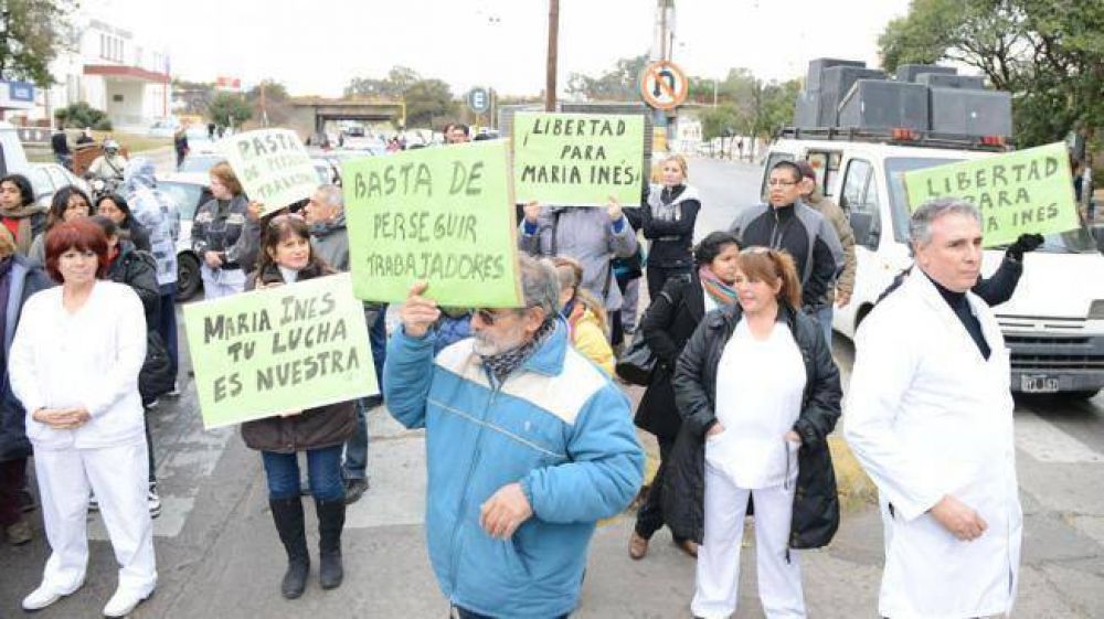 Simon aval� a la enfermera, pero critic� las protestas