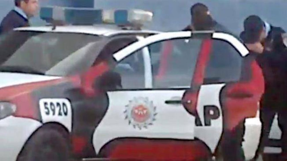 Filman a polic�as golpeando a detenido