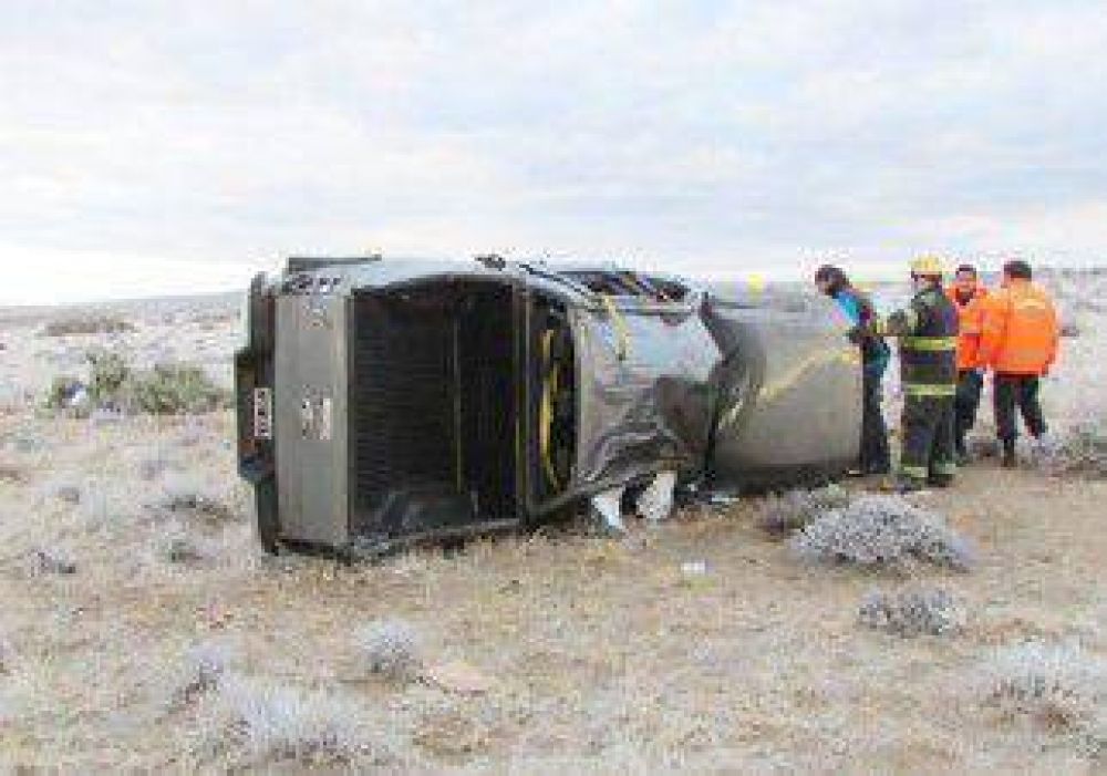 Dos turistas heridos tras un vuelco por "hielo negro" 