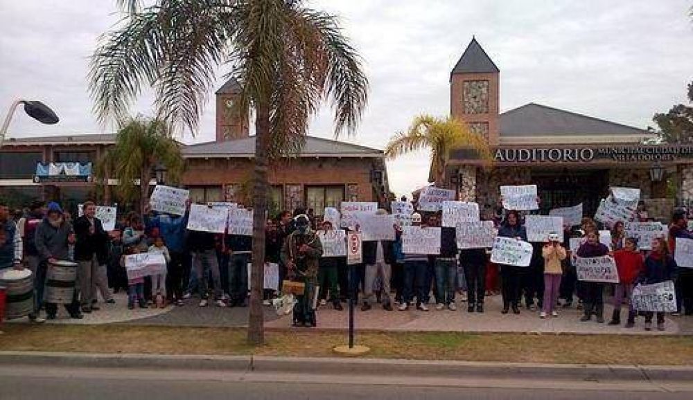 Por el vertedero regional, �escracharon� a todo el Gabinete provincial