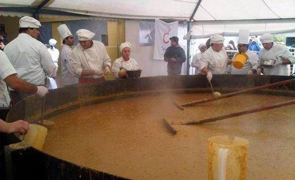 El locro gigante distribuy� 10 mil porciones
