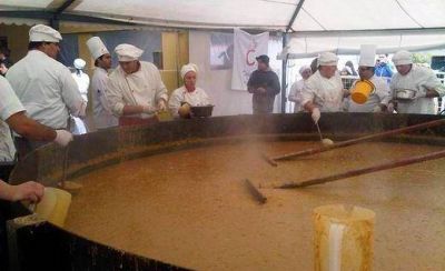 El locro gigante distribuy� 10 mil porciones
