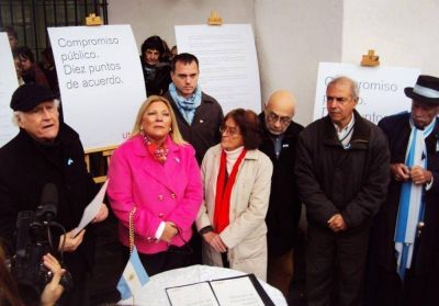 Mario Mazzitelli junto a Pino Solanas y los candidatos de la Coalici�n Sur