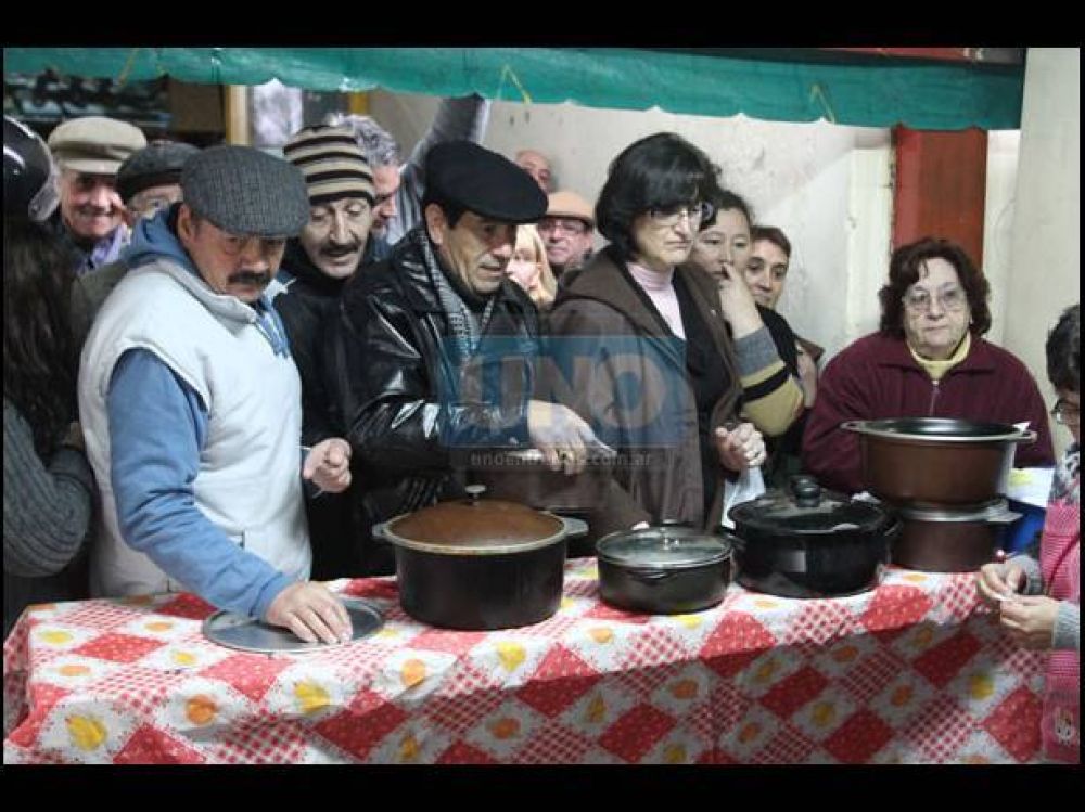 La feria de Salta y Nogoy� atrajo a cientos de paranaenses con propuestas gastron�micas