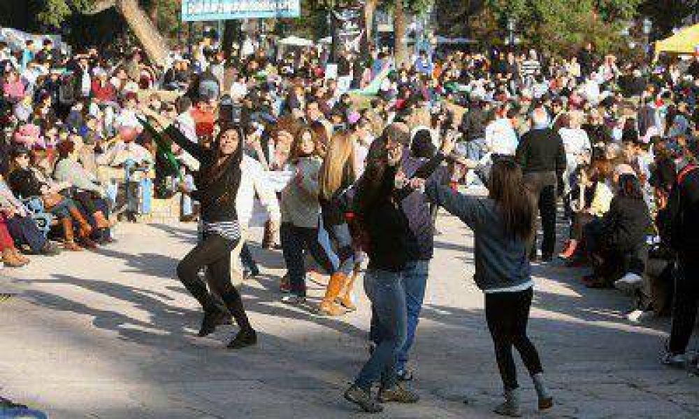 La Plaza Independencia festej� el d�a patrio con m�sica, platos criollos y danzas regionales