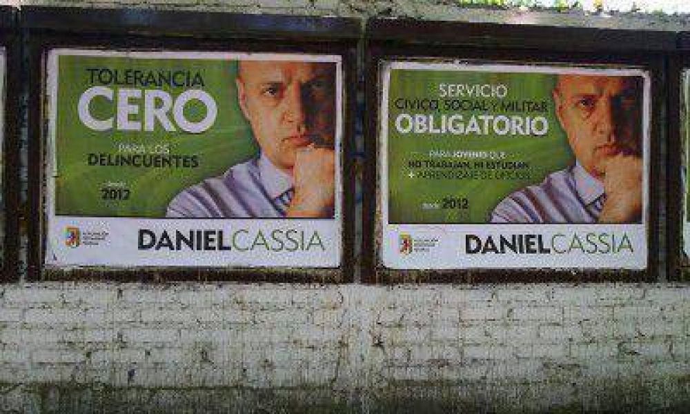 Los candidatos, entre los carteles tradicionales y mensajes en Internet
