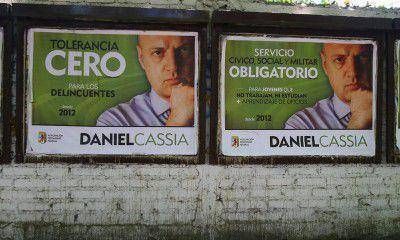 Los candidatos, entre los carteles tradicionales y mensajes en Internet