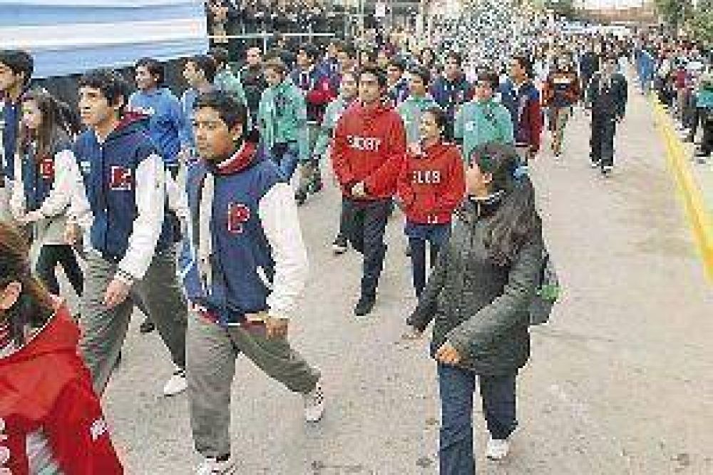 Los j�venes y sus buzos de 5� a�o fueron los protagonistas del desfile