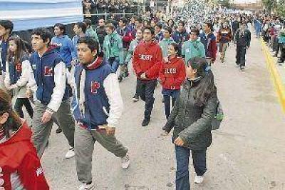Los j�venes y sus buzos de 5� a�o fueron los protagonistas del desfile