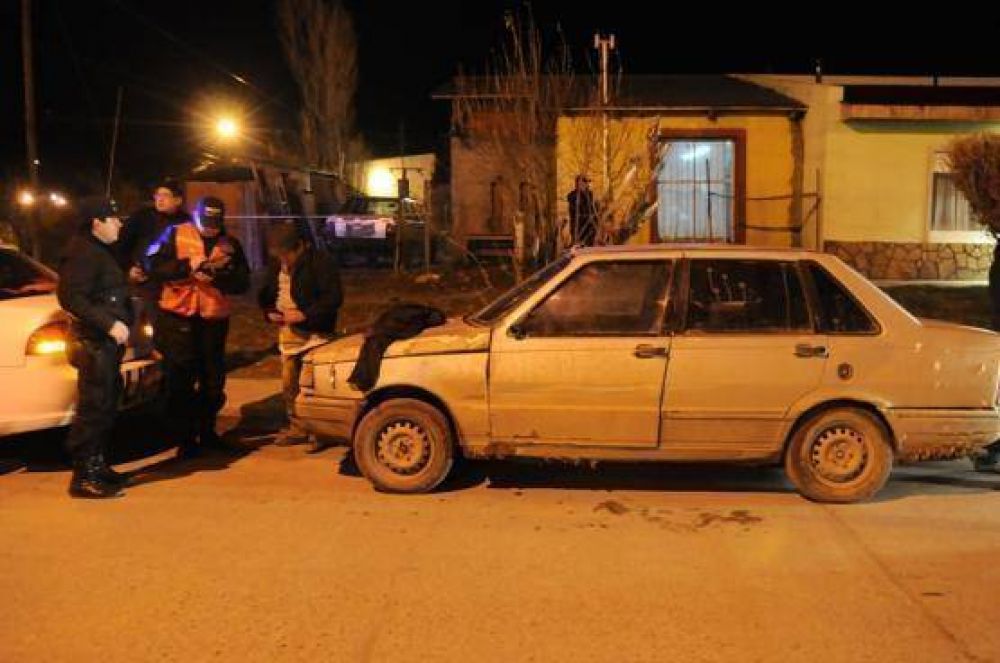 Un hombre manejar�a en estado de ebriedad cuando choc� a un auto y se dio a la fuga