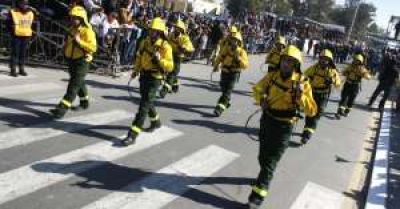 Desfile patrio con estreno