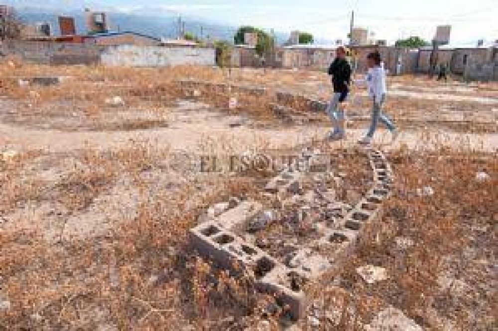 Vecinos piden la recuperaci�n de espacios verdes abandonados y presencia policial