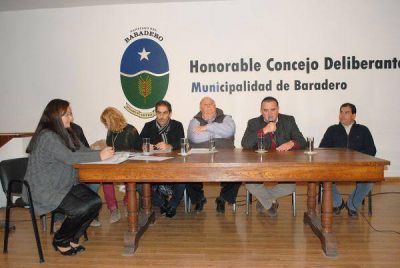 Fueron entregadas las Becas Universitarias 2013.