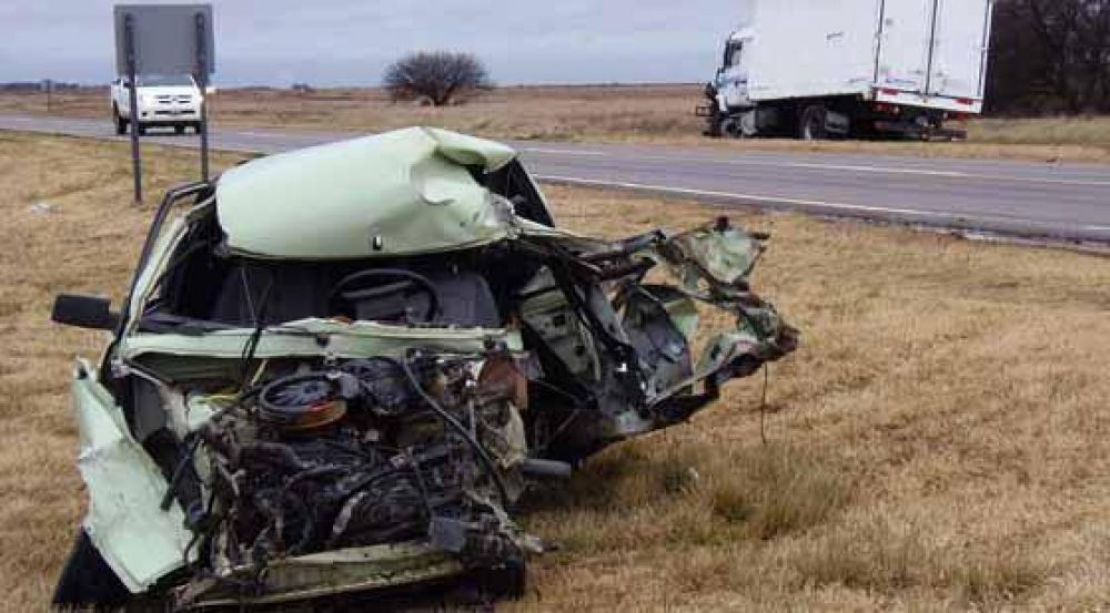 Un joven muri� al chocar su auto contra un cami�n