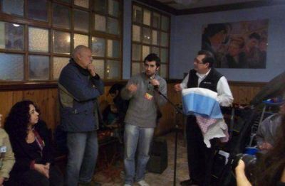 Colazo don� 15 metros de bandera a los j�venes que viajar�n a ver al Papa