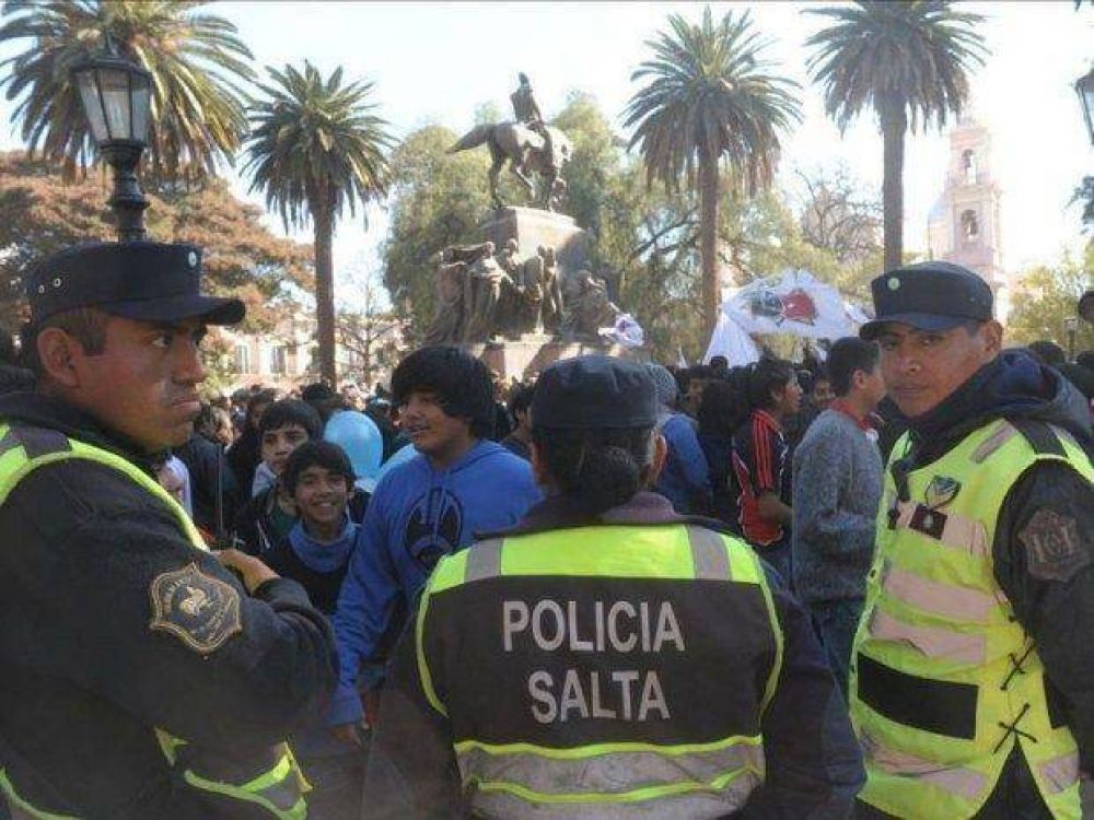 Alumnos de la T�cnica N�2 coparon la plaza 9 de Julio