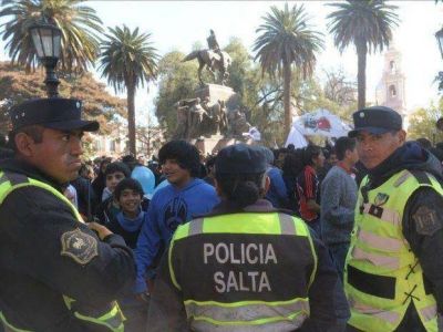Alumnos de la T�cnica N�2 coparon la plaza 9 de Julio