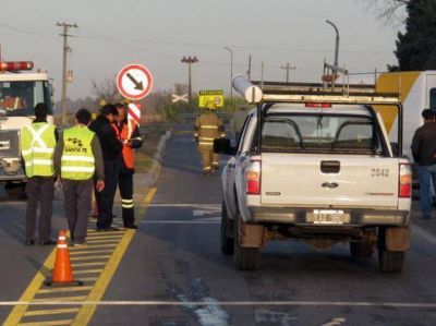 Tr�nsito con complicaciones al volcar un cami�n que transportaba cereales en la ruta A-012