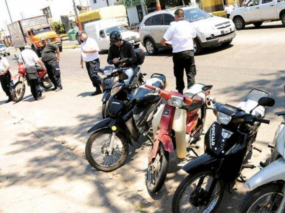 Cuidacoches detenidos, motos al corral�n y conductores ebrios en operativo municipal