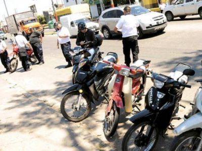Cuidacoches detenidos, motos al corral�n y conductores ebrios en operativo municipal