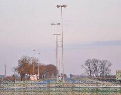 Arreglan las luminarias en la rotonda de la Ruta N� 65