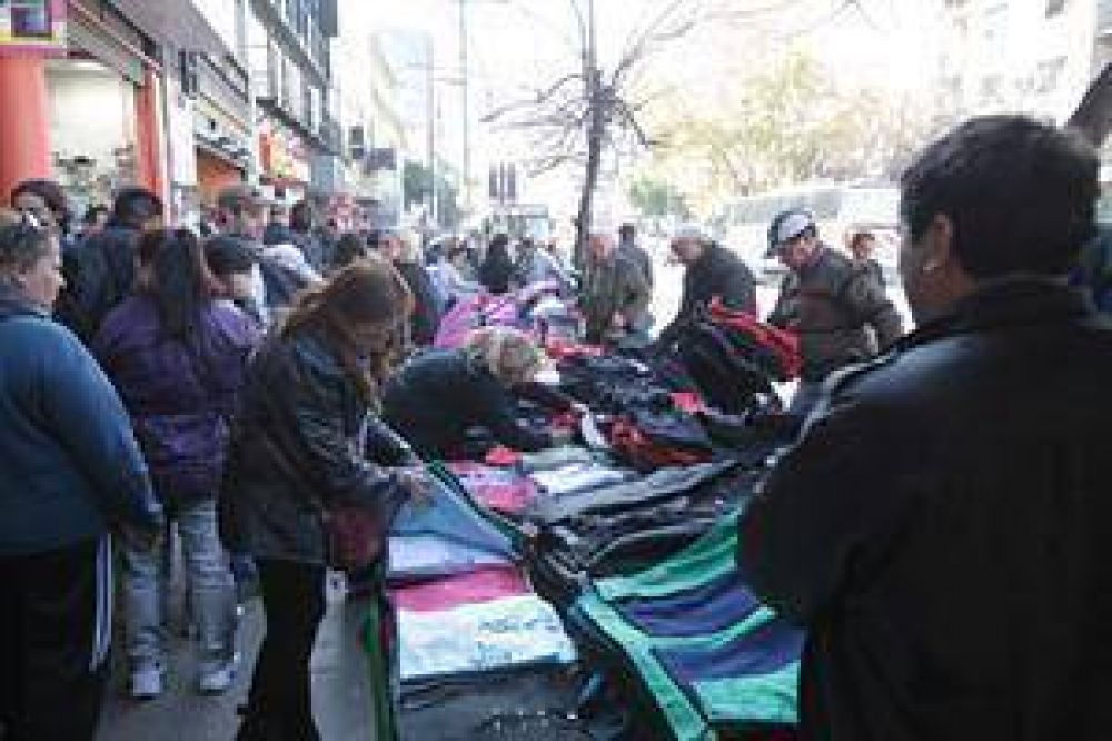 Piden investigar organizaciones detr�s de los "manteros" en vez de perseguir a los vendedores