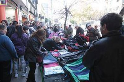 Piden investigar organizaciones detr�s de los "manteros" en vez de perseguir a los vendedores