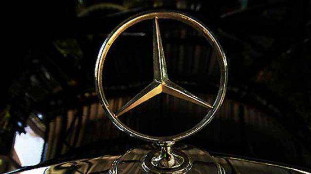 Un cura vender� su Mercedes gracias al pedido del Papa