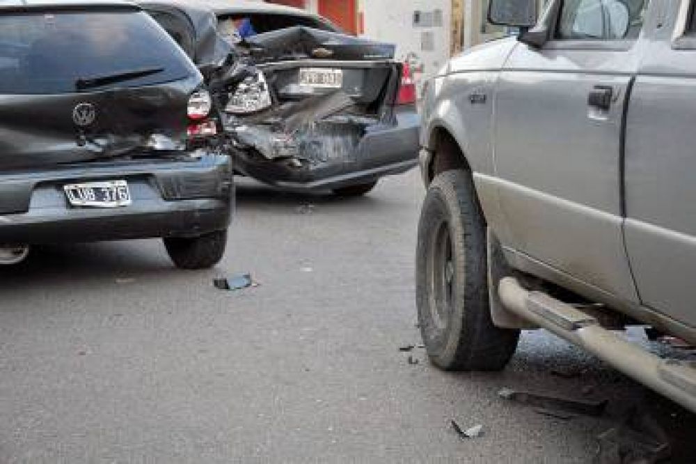 Camioneta sin frenos provoc� m�ltiple colisi�n descendiendo Rivadavia