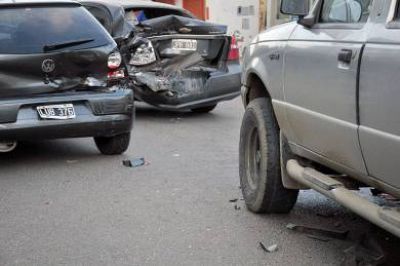 Camioneta sin frenos provoc� m�ltiple colisi�n descendiendo Rivadavia