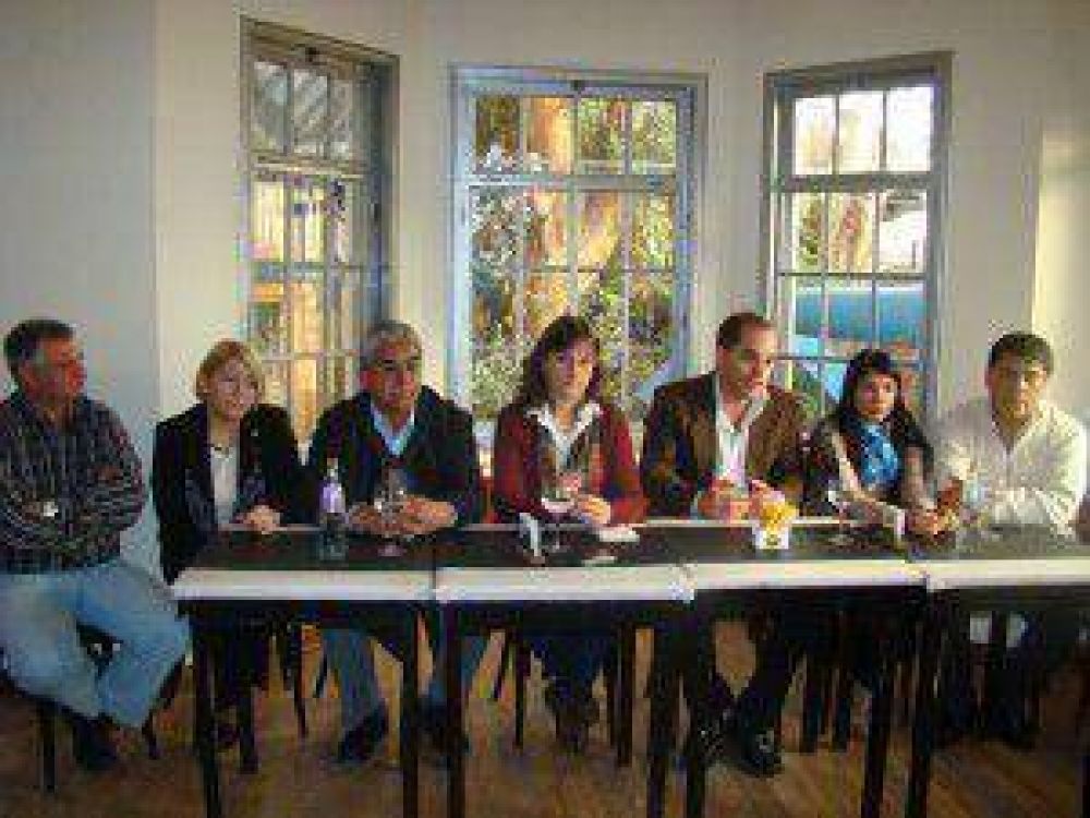 UNE present� sus candidatos para las PASO