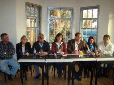 UNE present� sus candidatos para las PASO