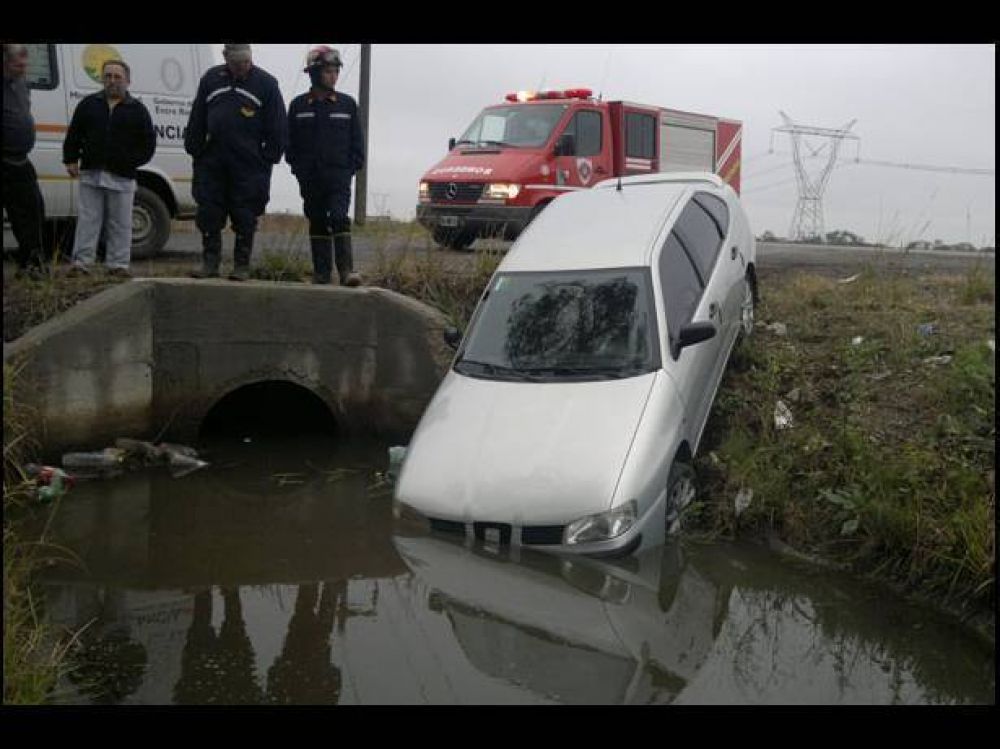 Un veh�culo despist� y termin� en una alcantarilla, en la ruta 14
