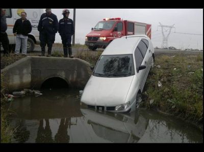 Un veh�culo despist� y termin� en una alcantarilla, en la ruta 14