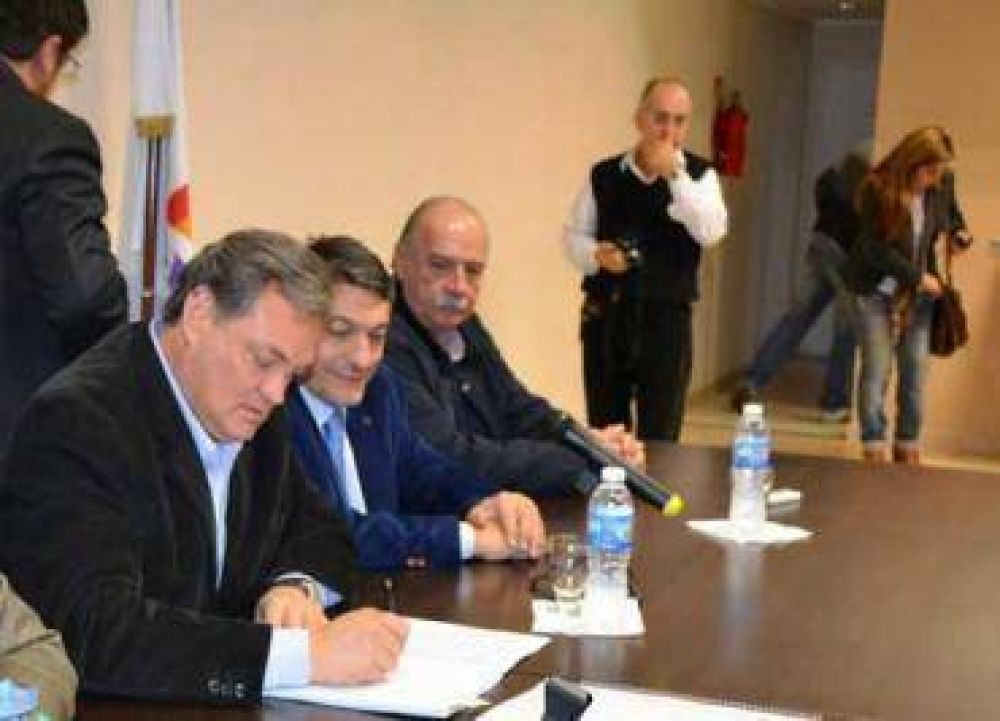 Firmaron un contrato de concesi�n con las cooperativas el�ctricas
