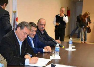 Firmaron un contrato de concesi�n con las cooperativas el�ctricas