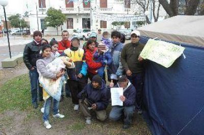 Acamparon para cobrar becas de ayuda social