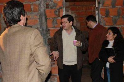 Pedro y Estela no aflojan sus caminatas barriales